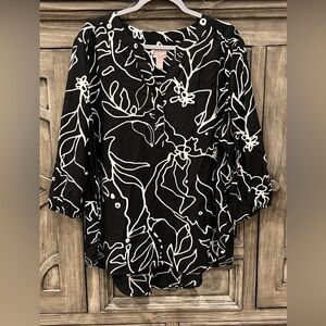EUC Women’s CHICO’S Black/White Abstract Floral Design 3/4 Sleeve Blouse (XL)